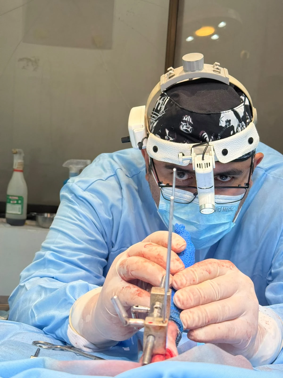 Médico veterinario concentrado durante una intervención de ortopedia
