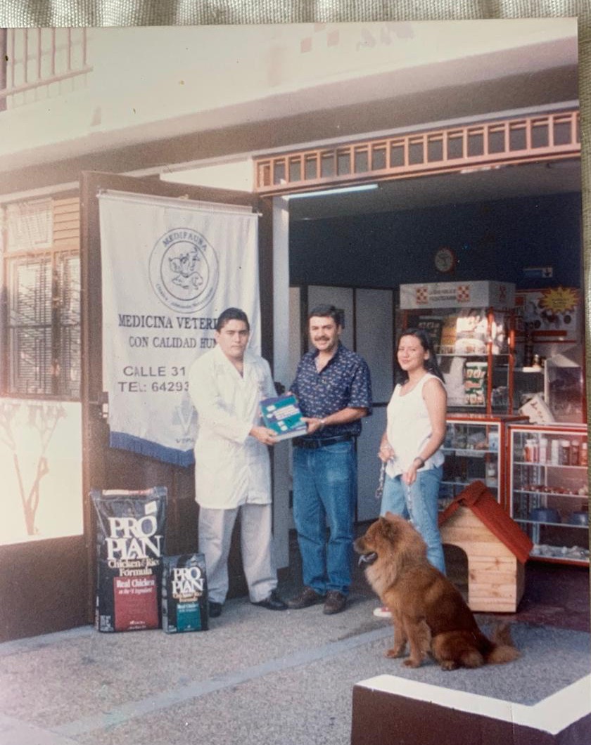 Fotografía histórica de Medifauna y su equipo frente a la sede