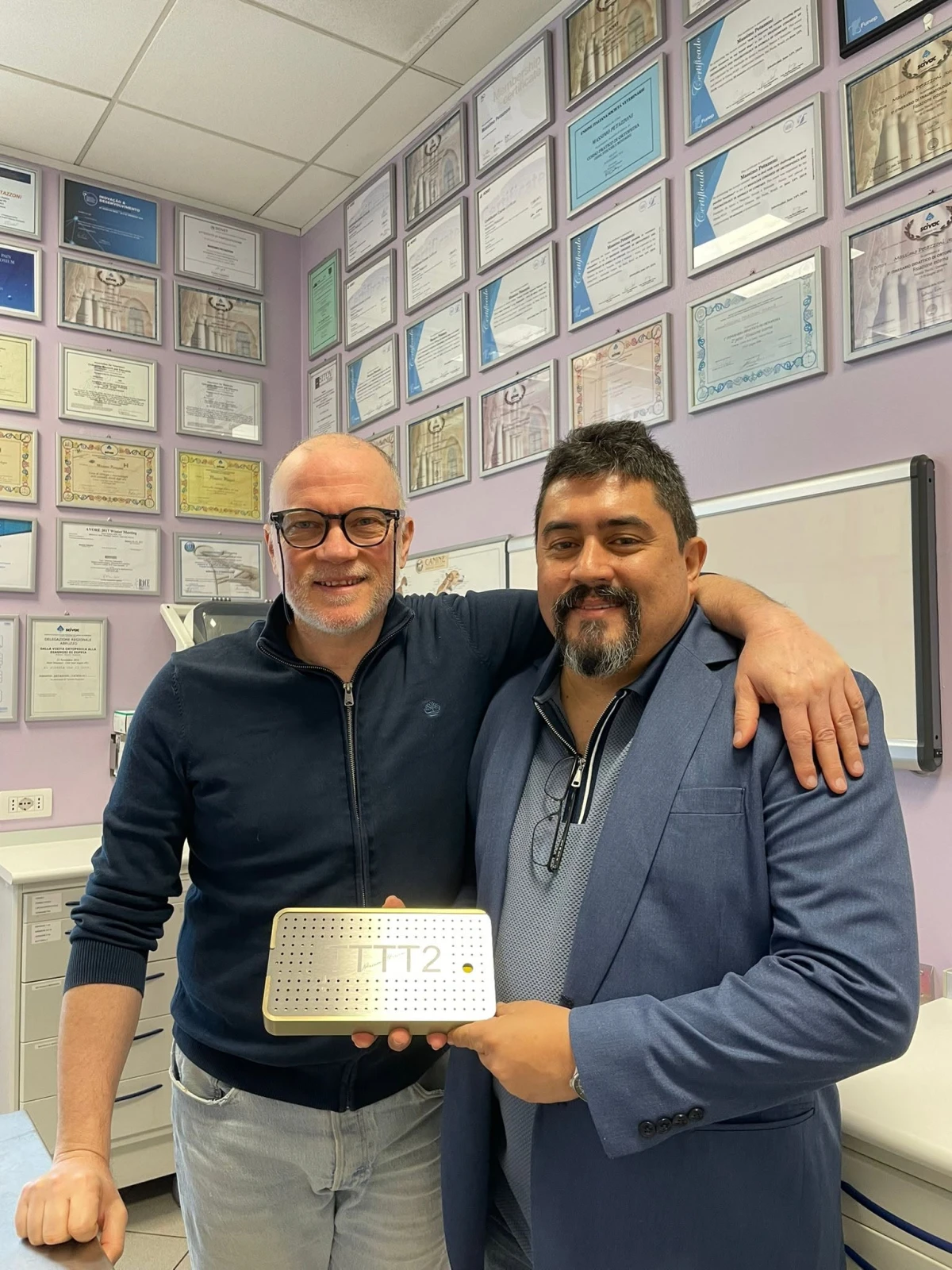 Jorge Hernando Martínez junto al Dr. Massimo Petazzoni durante la capacitación en Milano Sud
